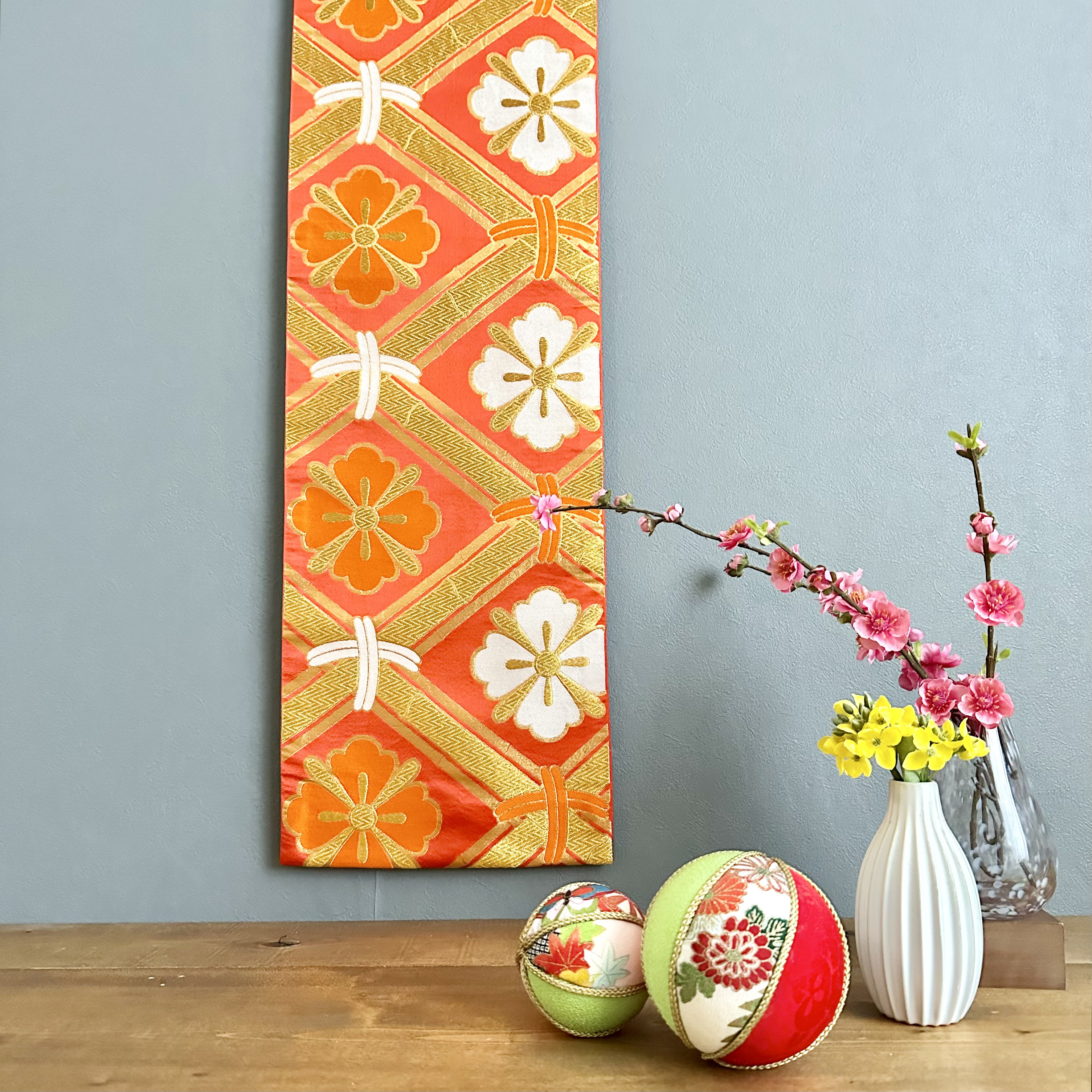 帯のタペストリー　鮮やかな朱色に亀甲　帯　着物　リメイク インテリア　掛け軸 　テーブルランナー　小物　ひなまつり　正月