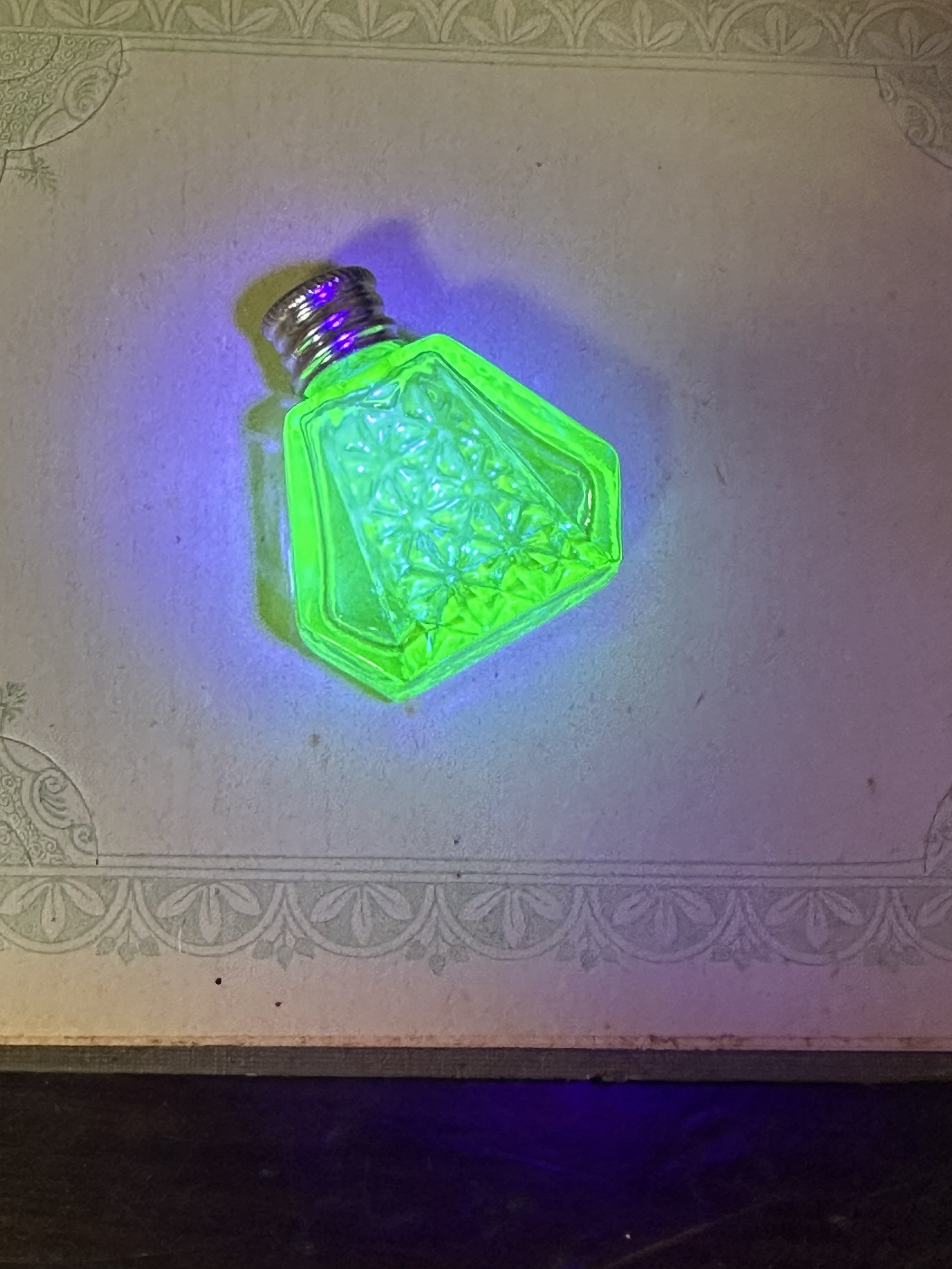 アンティーク　ウランガラス　香水びん　ガラスボトル　レトロ　Perfume