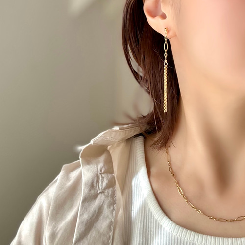 ゴールド　ピアス　チェーン　タッセル　ロング　シンプル　オフィス　イヤリング ゴールドピアスチェーンタッセルロングシンプルオフィスイヤリング