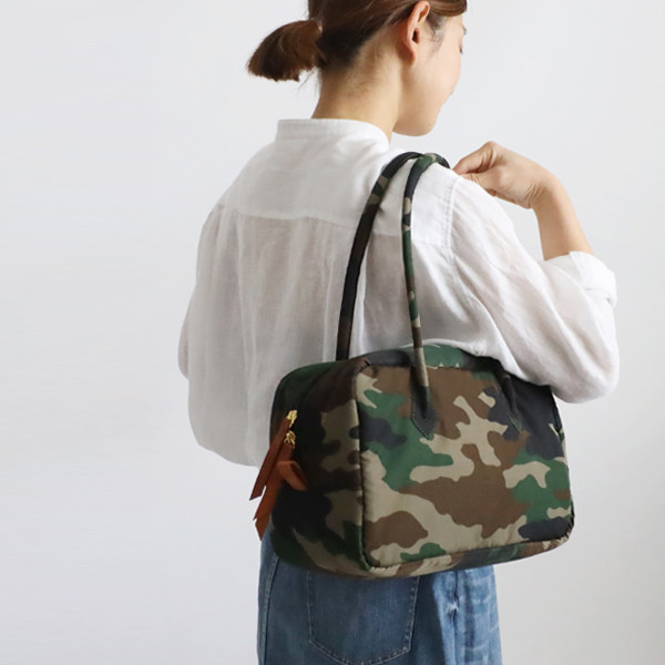 最終ＳＡＬＥ　クッション入り　ナイロン　軽量　Mサイズ　四角スクエア　ボストン　バッグ　カモフラ　旅行P70G
