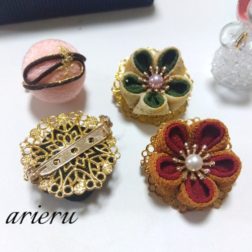 つまみ細工バレンタインチョコデザインのブローチ ブローチ arieru