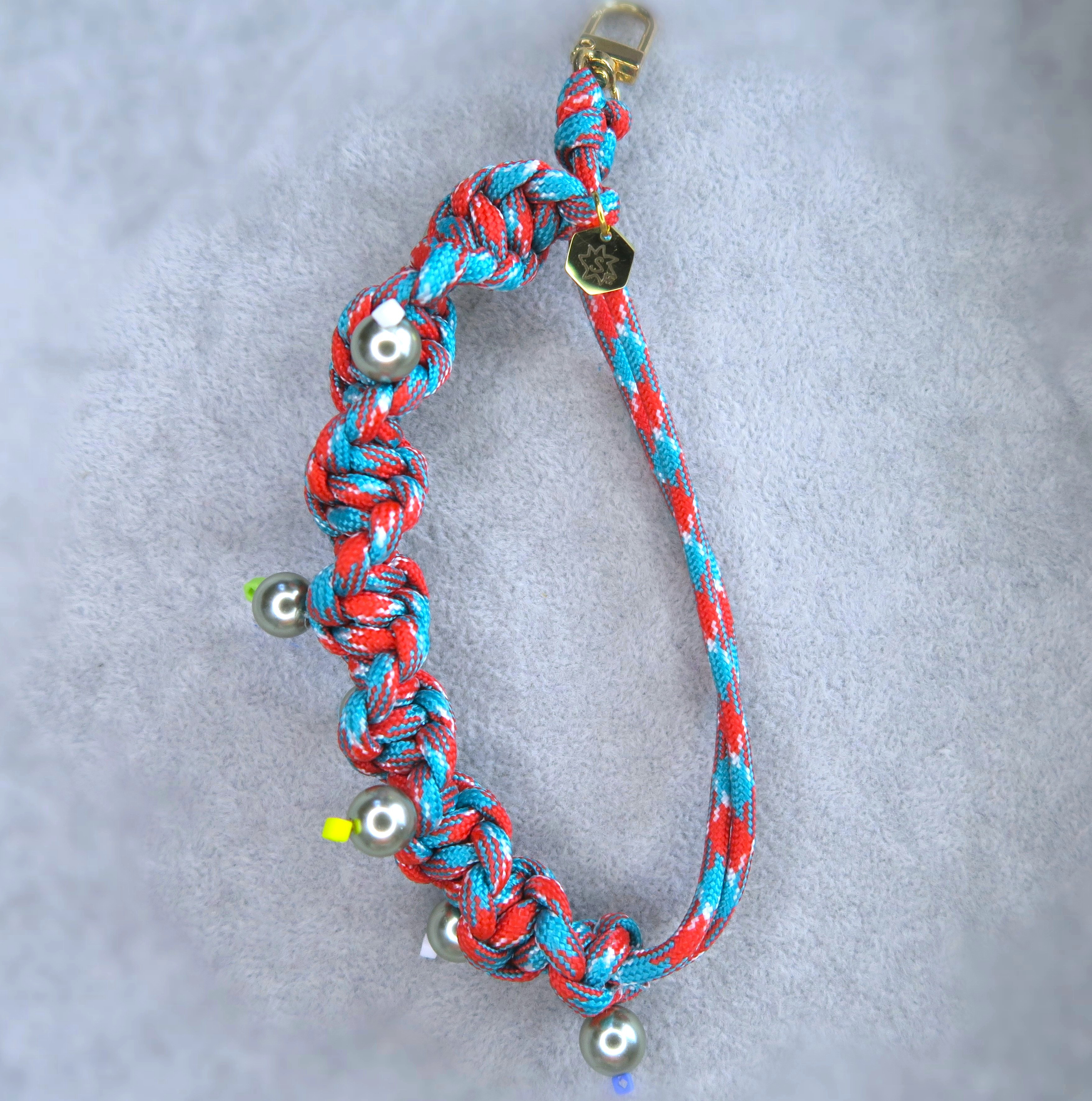 パール付、個性的な色合わせのストラップ/パラコード