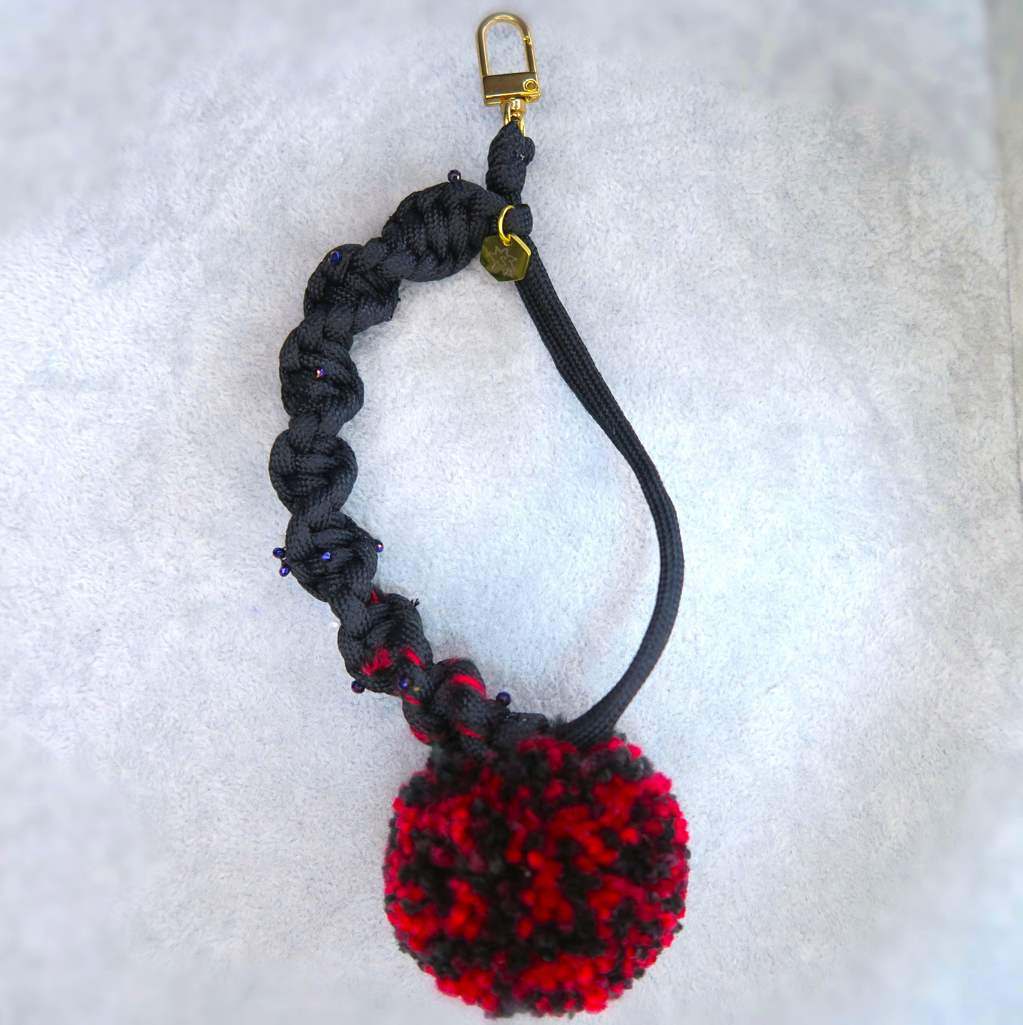 赤と黒のビーズ付ストラップ/パラコード