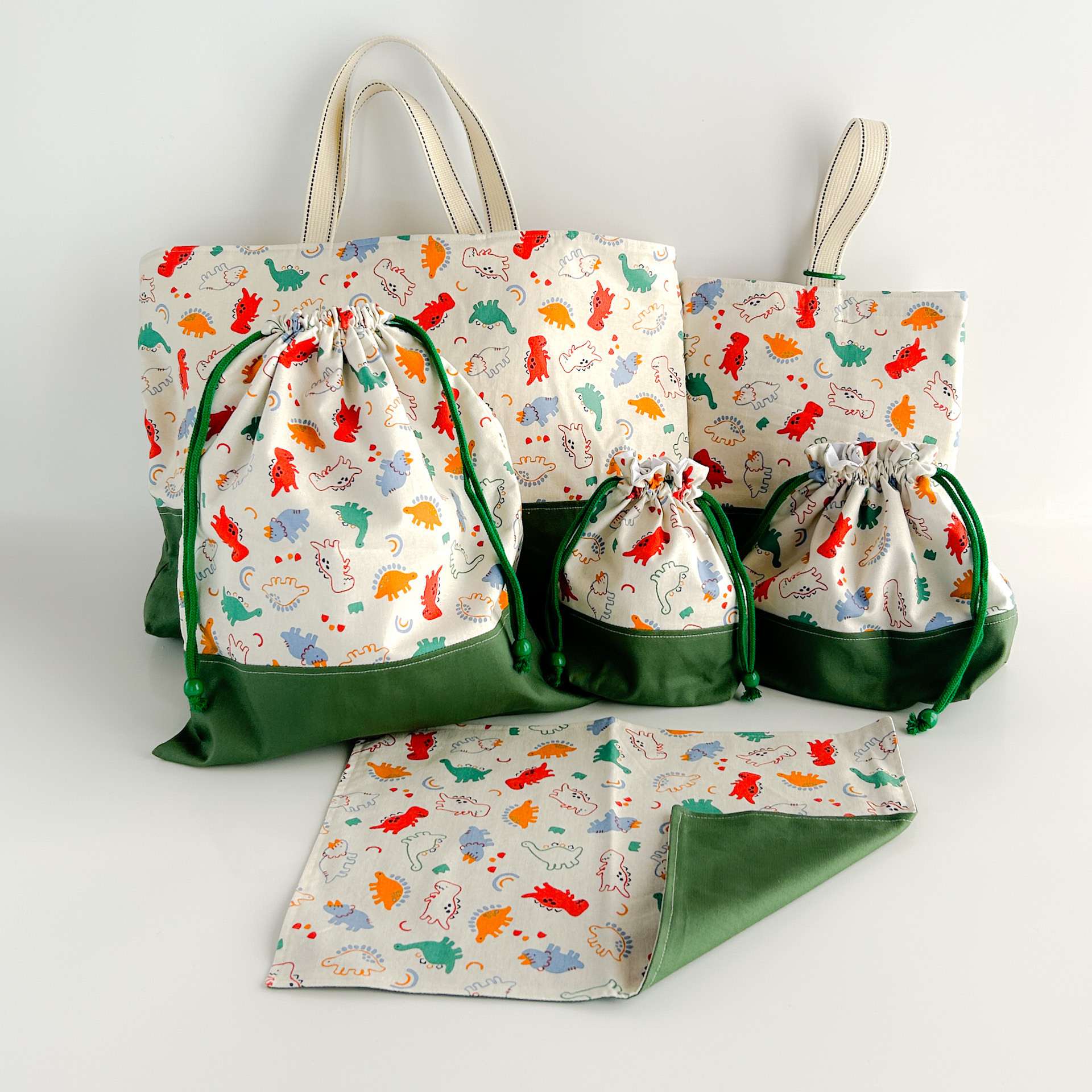 入園入学4点セット【ベイビーディーノ柄】　グリーン色　(通園バック、靴入れ、体操着袋、お弁当袋)オーダー・名入れ可