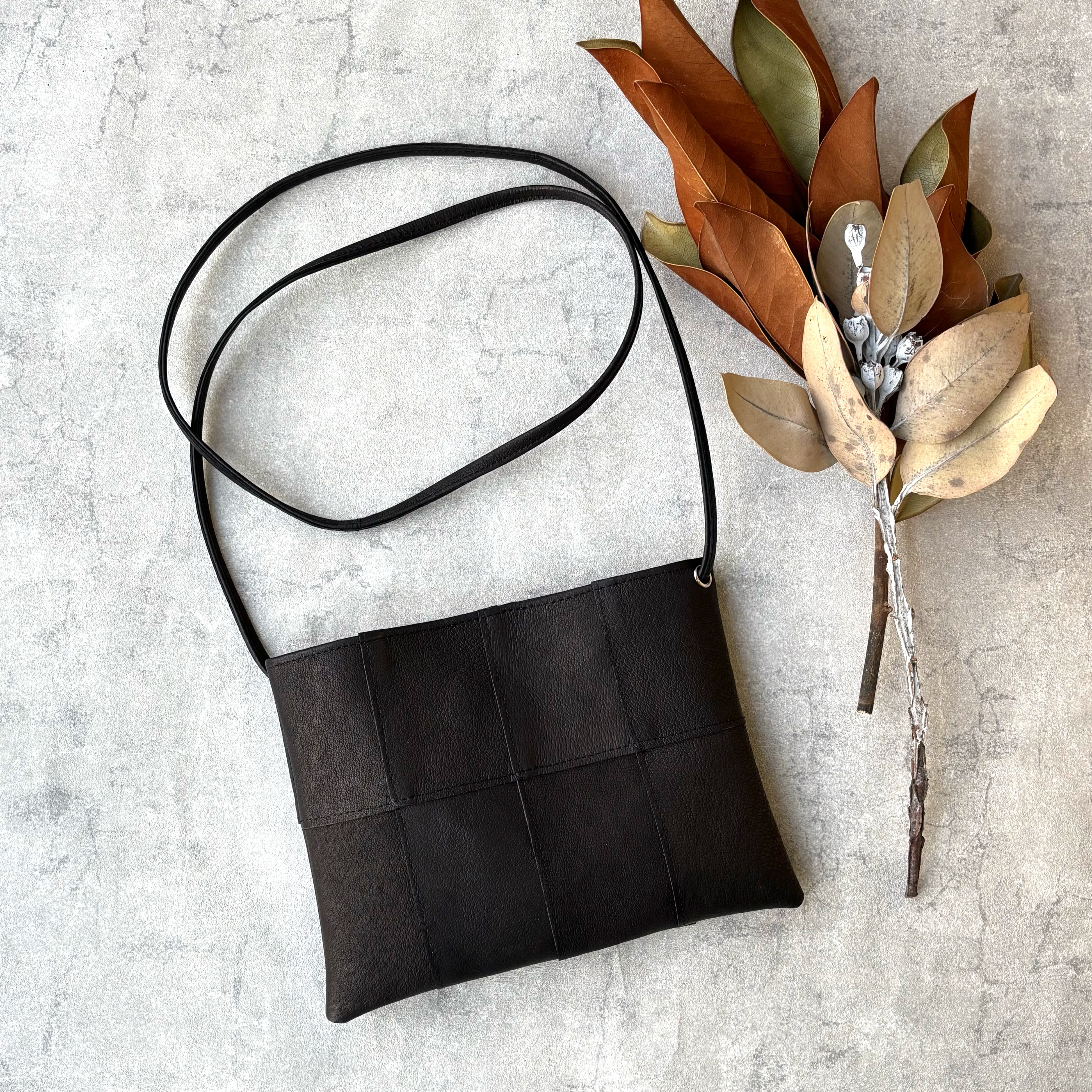 【カラーオーダー可】ピッグスキンのスマホポシェット　16ピースブラック