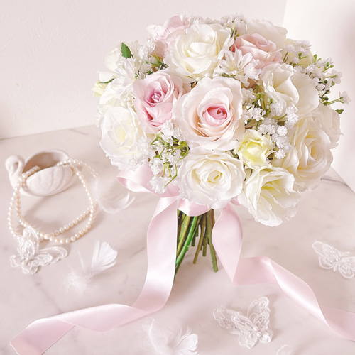 ピンク＆ホワイトローズとカスミソウのクラッチブーケ ウエディング