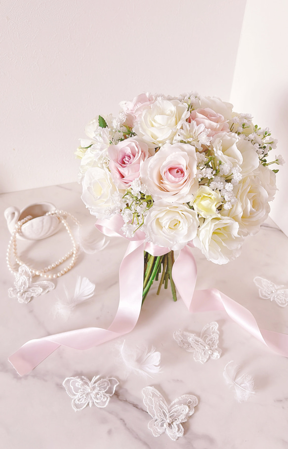ピンク＆ホワイトローズとカスミソウのクラッチブーケ ウエディング