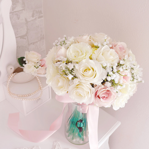 ピンク＆ホワイトローズとカスミソウのクラッチブーケ ウエディング