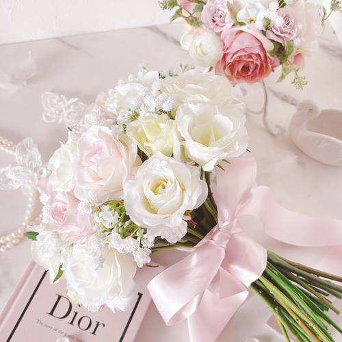 ピンク＆ホワイトローズとカスミソウのクラッチブーケ ウエディング