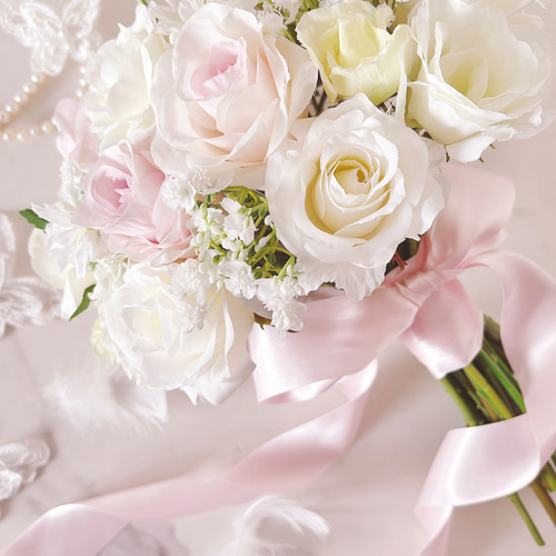 ピンク＆ホワイトローズとカスミソウのクラッチブーケ ウエディング