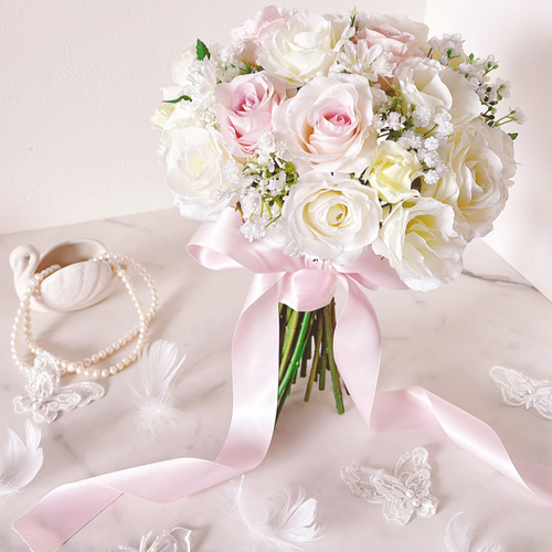 ピンク＆ホワイトローズとカスミソウのクラッチブーケ ウエディング