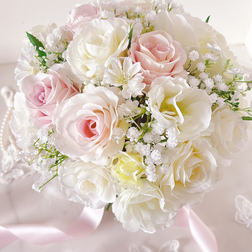 ピンク＆ホワイトローズとカスミソウのクラッチブーケ ウエディング