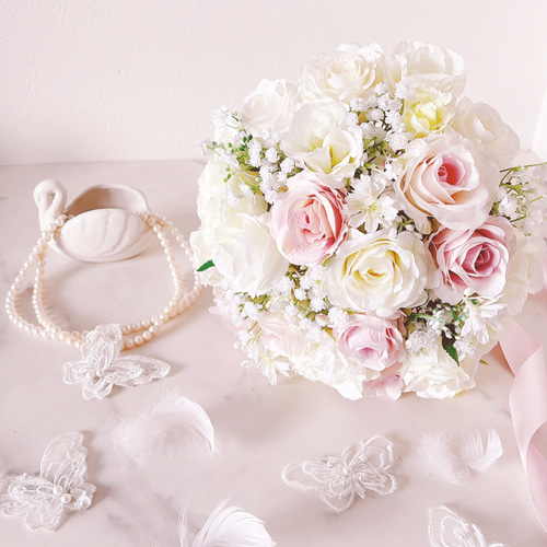 ピンク＆ホワイトローズとカスミソウのクラッチブーケ ウエディング