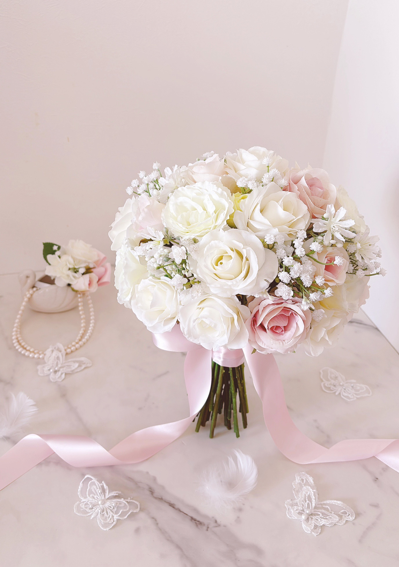 ピンク＆ホワイトローズとカスミソウのクラッチブーケ　ウエディングブーケ＆ブートニア（造花）アーティフィシャルフラワー