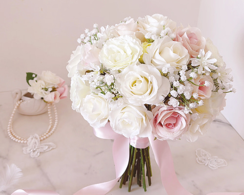 ピンク＆ホワイトローズとカスミソウのクラッチブーケ ウエディング