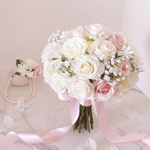 ピンク＆ホワイトローズとカスミソウのクラッチブーケ ウエディング