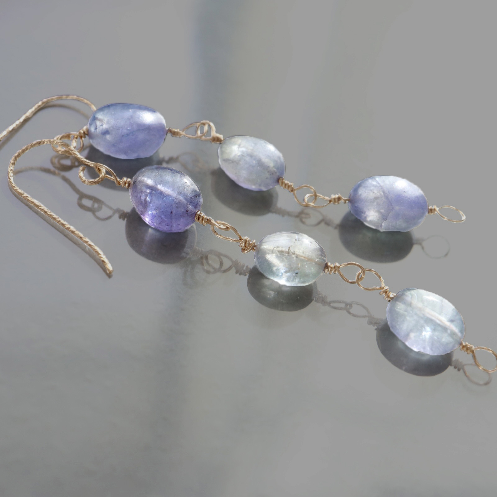 昼下がり角度によってキラキラと色を変え優しく輝く透き通る海の様な14kgfバイカラータンザナイトのピアス 天然石/青