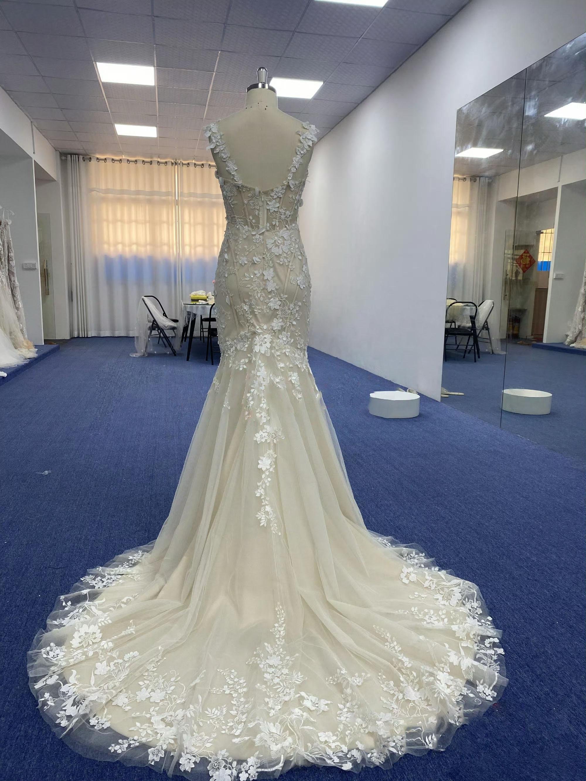 大好評　マーメイドドレス　アイボリー　優雅　エレガントなシルエット　立体刺繍　小花レース付き　ノースリーブ前撮り結婚式