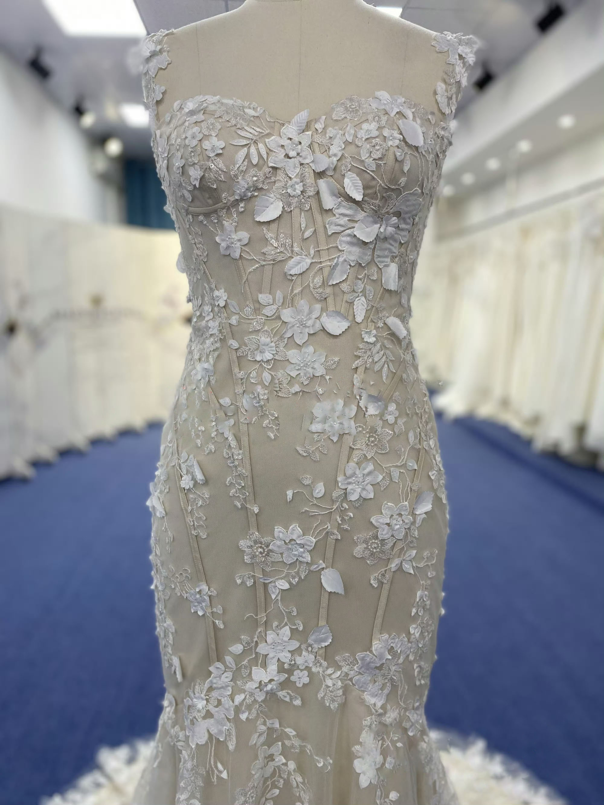 大好評　マーメイドドレス　アイボリー　優雅　エレガントなシルエット　立体刺繍　小花レース付き　ノースリーブ前撮り結婚式