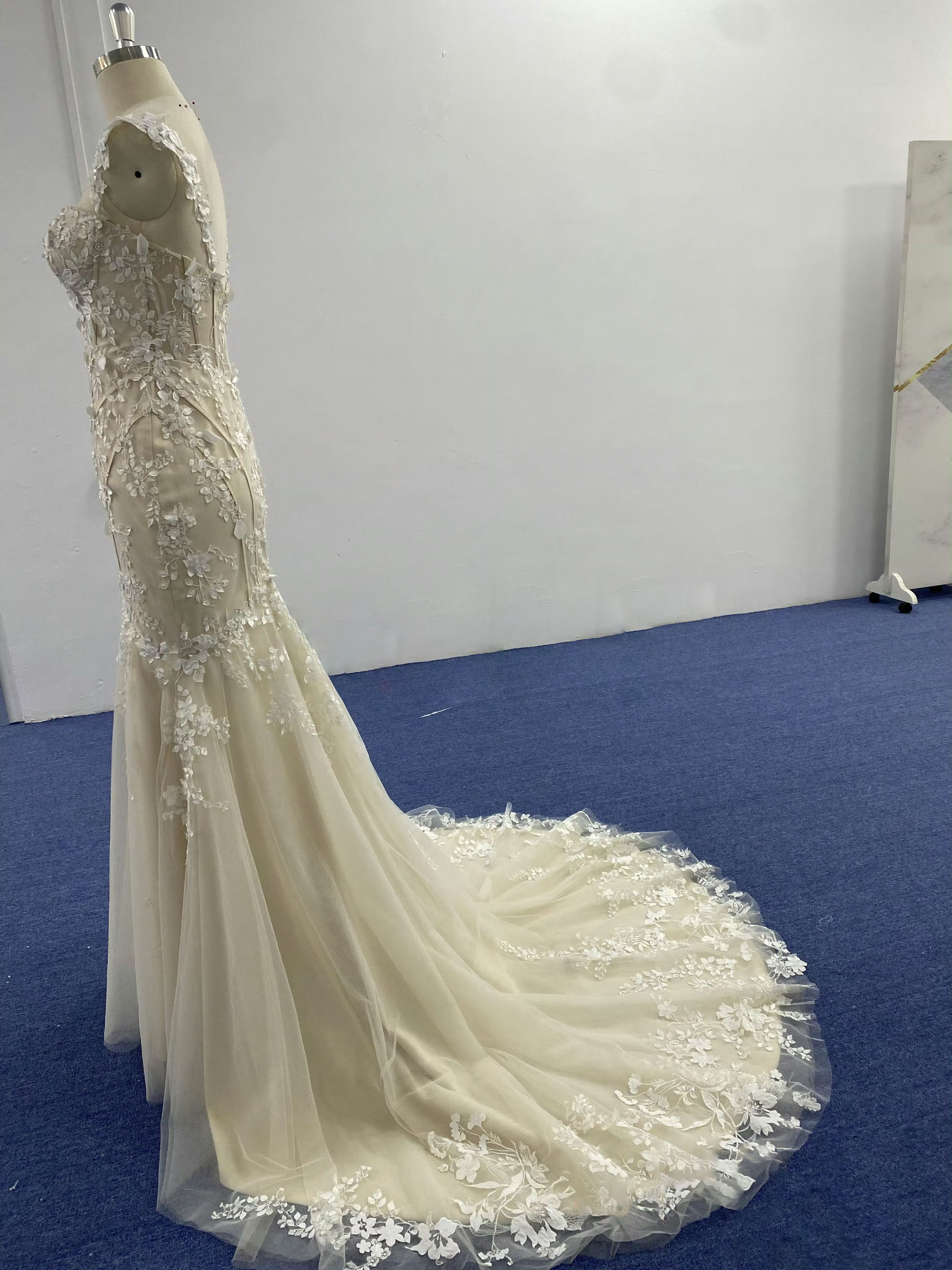 大好評　マーメイドドレス　アイボリー　優雅　エレガントなシルエット　立体刺繍　小花レース付き　ノースリーブ前撮り結婚式