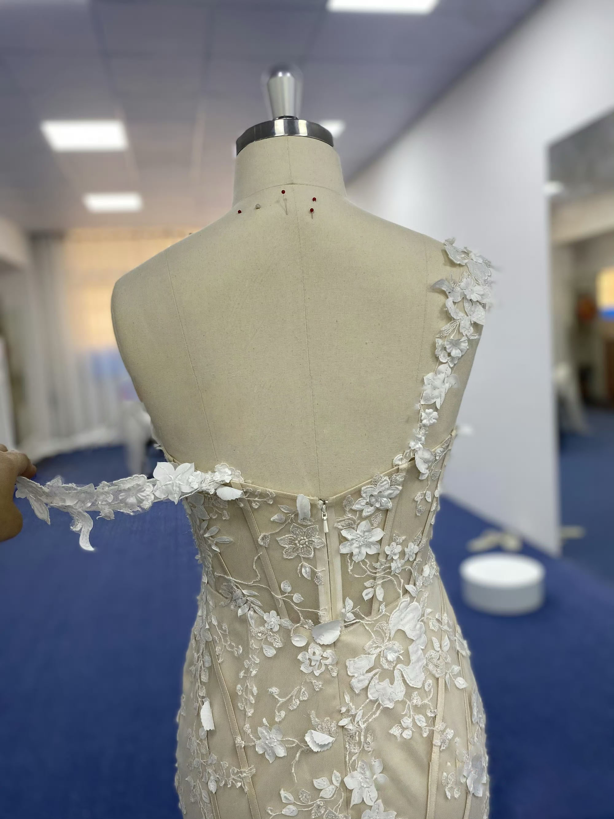 大好評　マーメイドドレス　アイボリー　優雅　エレガントなシルエット　立体刺繍　小花レース付き　ノースリーブ前撮り結婚式