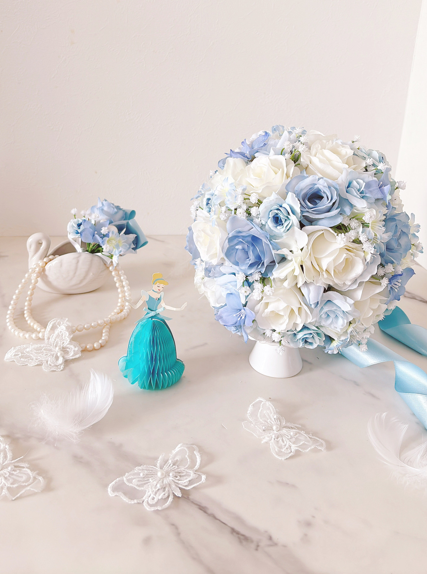 シンデレラブルー＆ホワイトローズとカスミソウのラウンドブーケ　ウエディングブーケ＆ブートニア（造花）