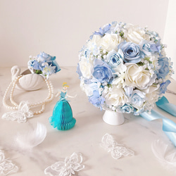 ホワイトローズとカスミソウのクラッチブーケ ウエディングブーケ