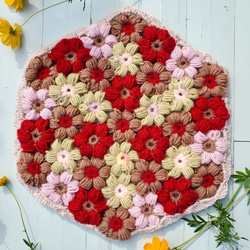 モーリーのお花❀座布団 手編み 赤×ピンク×ライトグリーン×ブラウン