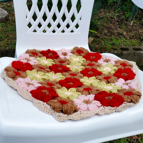 モーリーのお花❀座布団 手編み 赤×ピンク×ライトグリーン×ブラウン