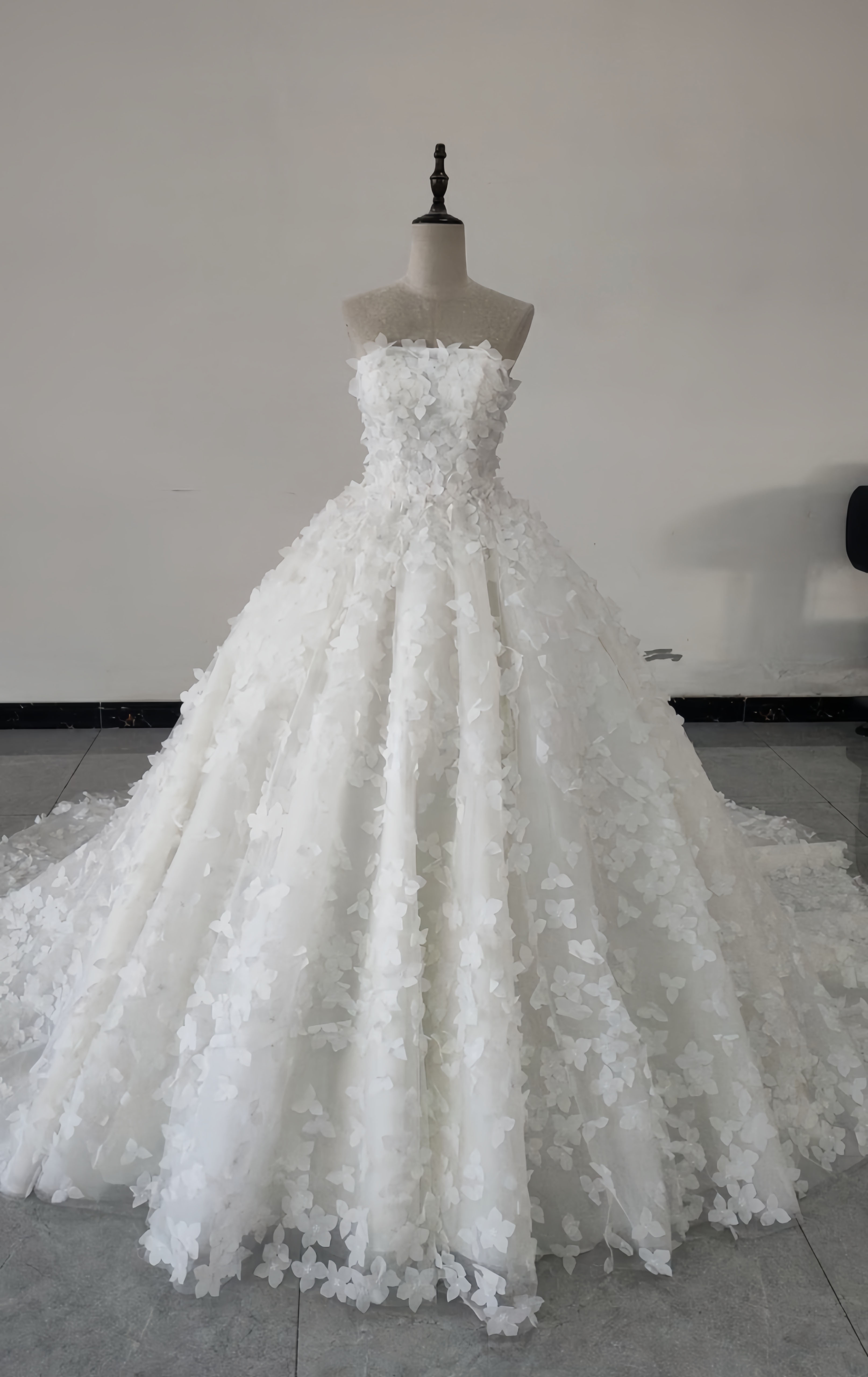 高評価続出！ビスチェライン　蝶々お花飾り　白　美品　袖無し　編み上げ　華やかなトレーン　ウェディングドレス　二次会披露宴