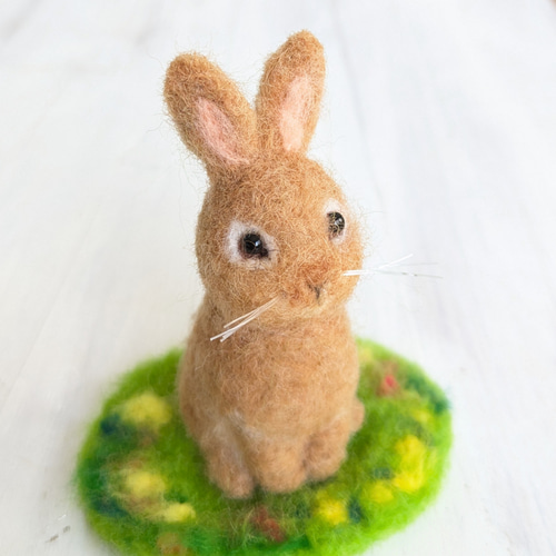 羊毛フェルトうさぎ 立ち耳オレンジ お花畑のマット付き 羊毛フェルト