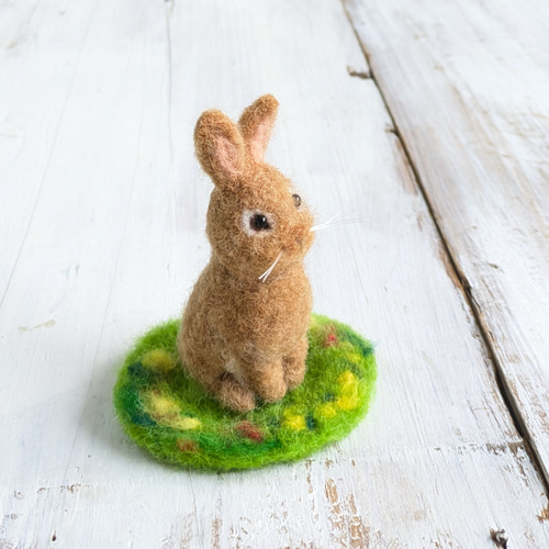 羊毛フェルトうさぎ 立ち耳オレンジ お花畑のマット付き 羊毛フェルト