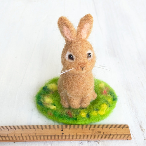 羊毛フェルトうさぎ 立ち耳オレンジ お花畑のマット付き 羊毛フェルト