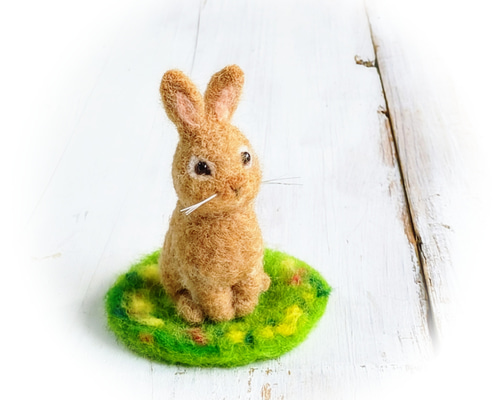 羊毛フェルトうさぎ 立ち耳オレンジ お花畑のマット付き 羊毛フェルト
