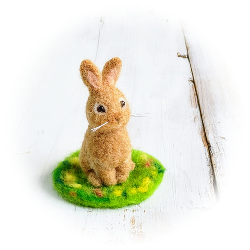 羊毛フェルトうさぎ 立ち耳オレンジ お花畑のマット付き 羊毛フェルト