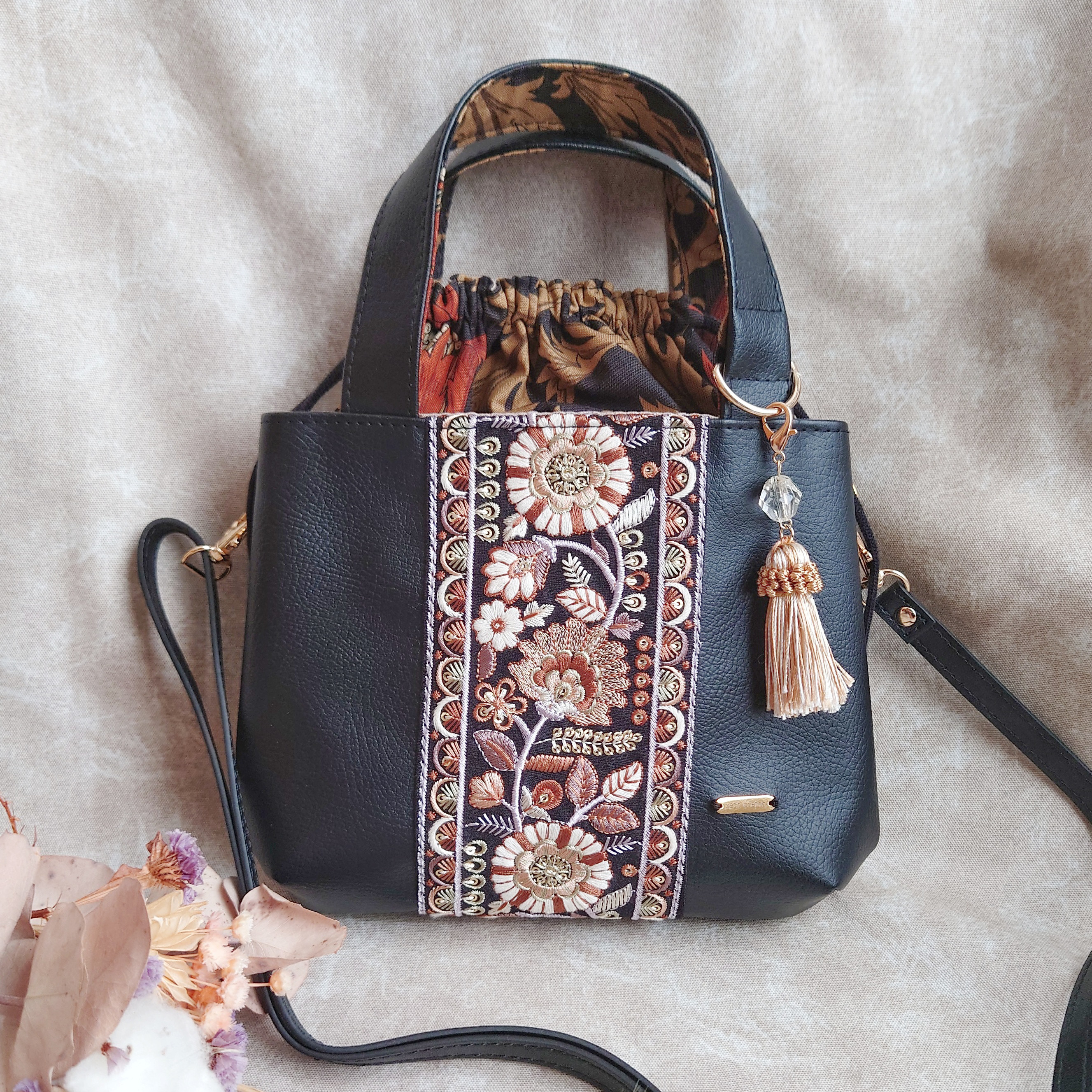 【受注生産】2wayインド刺繍リボンのあおり巾着トートバッグ＆ショルダーバッグ(ブラック×レース) 5,180円