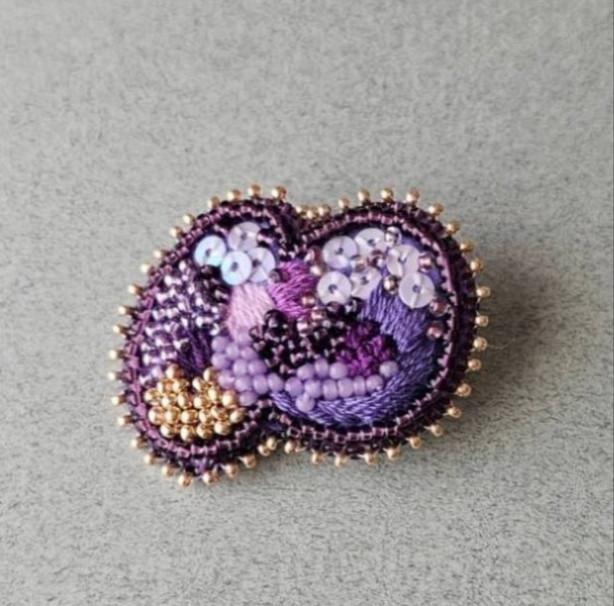 紫のビーズ刺繍ブローチ ブローチ TAKAYO 通販 18859525｜Creema