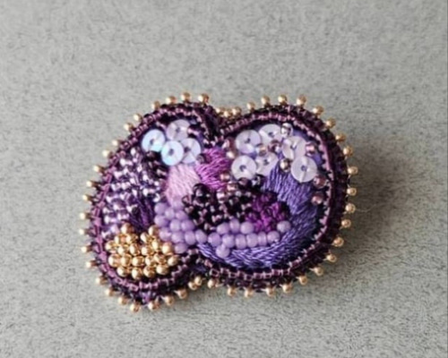 紫のビーズ刺繍ブローチ ブローチ TAKAYO 通販 18859525｜Creema