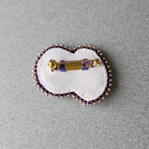 紫のビーズ刺繍ブローチ ブローチ TAKAYO 通販 18859525｜Creema