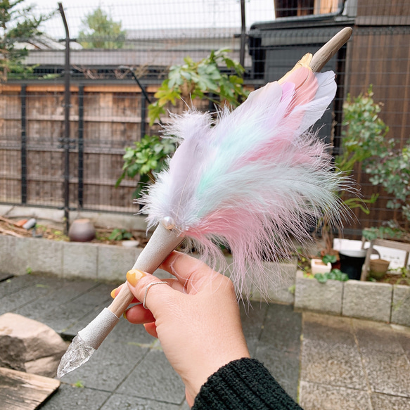 ネイティブ・アメリカン フェザーワンド ユニコーンカラー 【天使と共に‪໒꒱】カードリーディングスティック 1枚目の画像