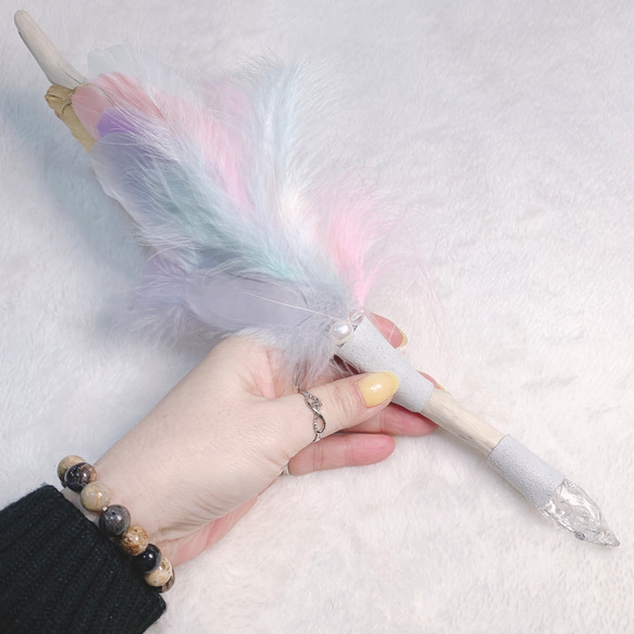 ネイティブ・アメリカン フェザーワンド ユニコーンカラー 【天使と共に‪໒꒱】カードリーディングスティック 3枚目の画像