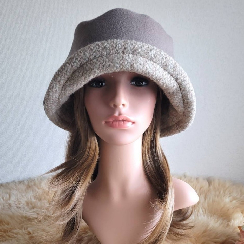 ★three. premium★62.5㎝★襟元が邪魔になら無い★ビッグボタン　コンパクトhat★厚手★