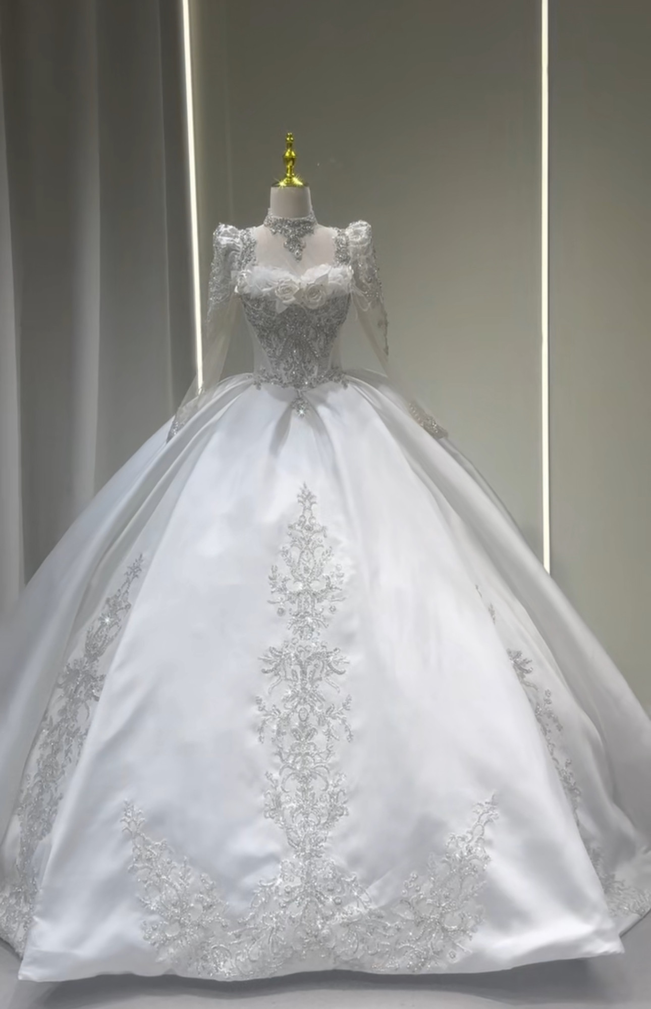 見逃さない　セクエアネック　光沢サテン　フランスレース　長袖　編み上げ　背中みせ　前撮り　上品　ボリューム　フレアスカー