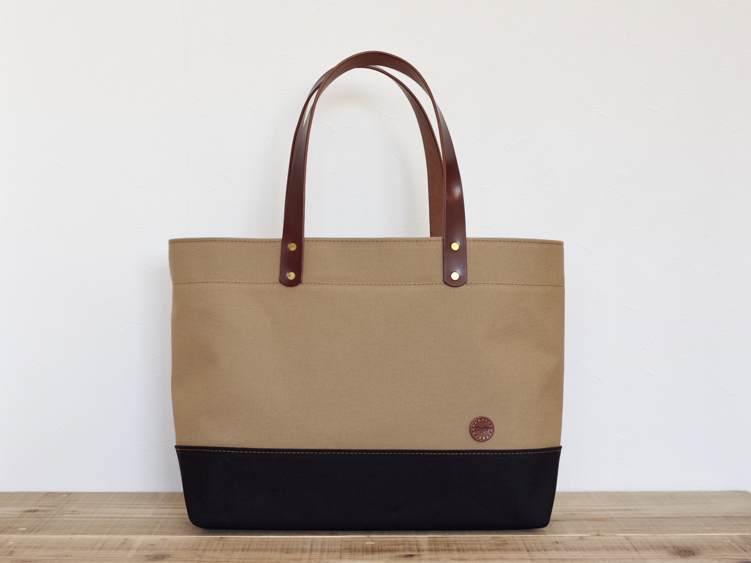 レザーハンドル 帆布 A4横長 トートバッグ マッシュルーム×ブラック
