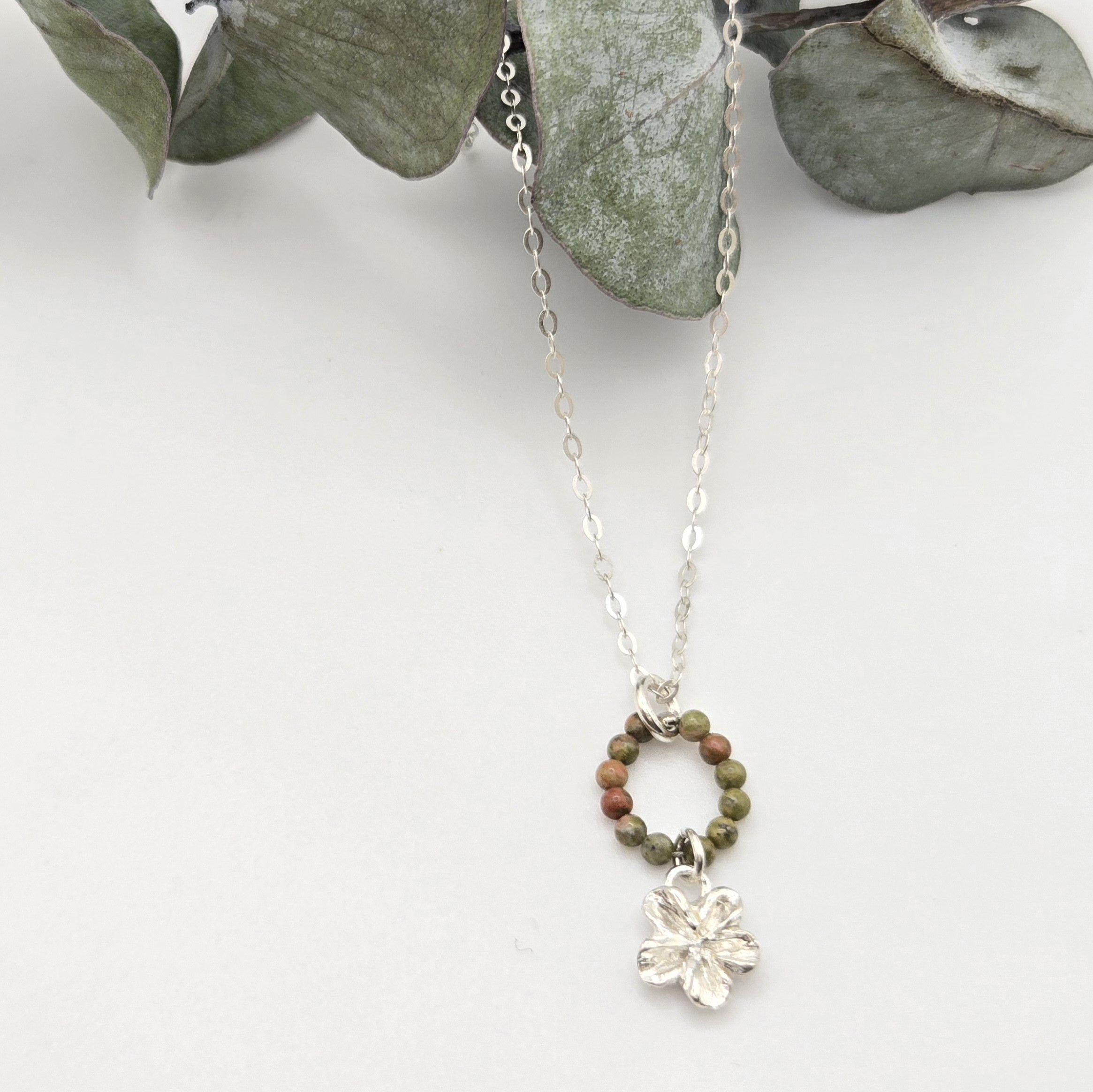 プルメリアのシルバーネックレス・お花モチーフ・癒しのユカナイト天然石付き
