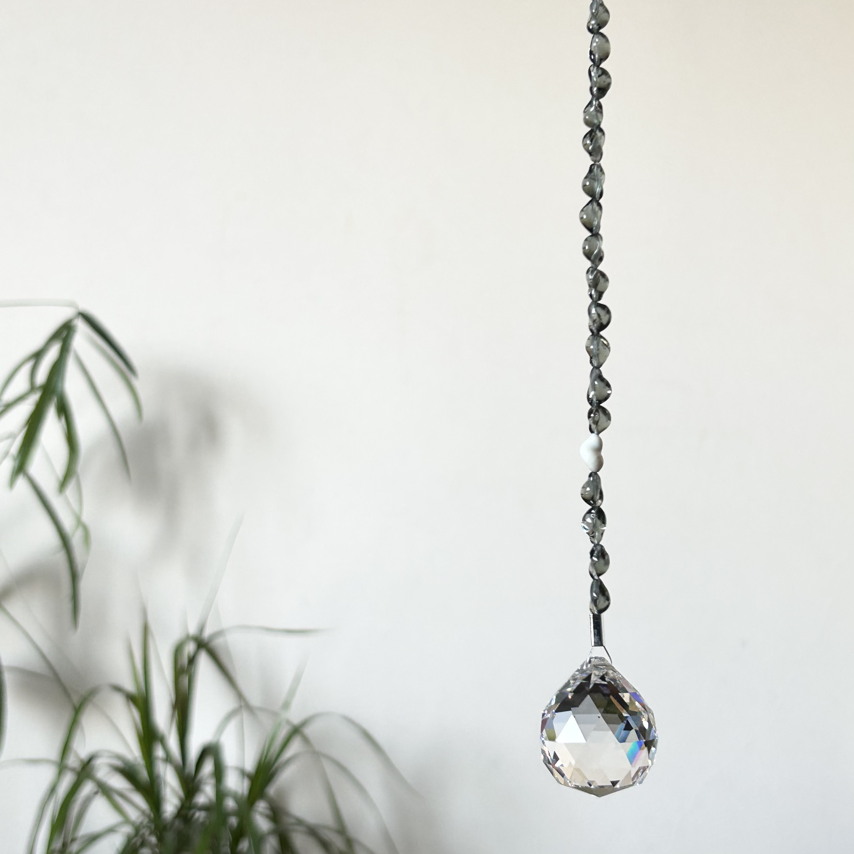 ブラック＆ホワイトのツイストベネチアンビーズのサンキャッチャー