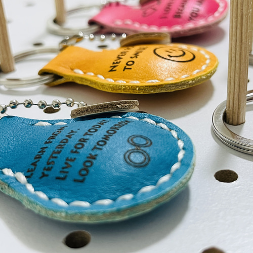 レザーぷにぷにキーホルダー（ヌメ革、手染め、ポジティブ英語）（名