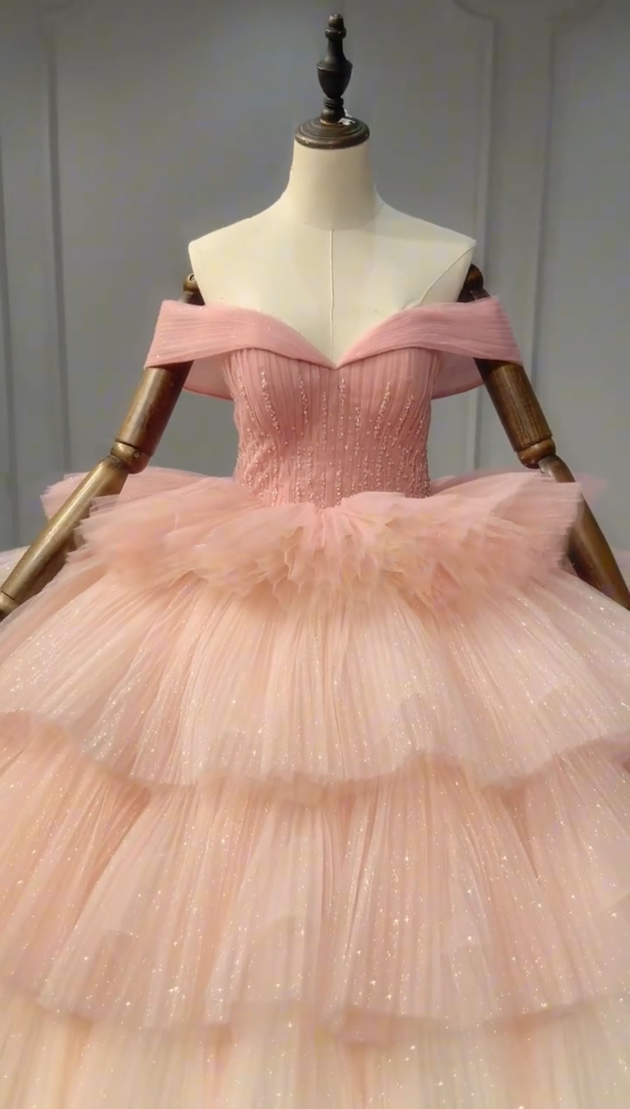 最新品位を漂う　可愛いピンク　グラデーション　オフショルダー　二の腕カバー挙式キラキラ　フレアスカート　プリンセスライン