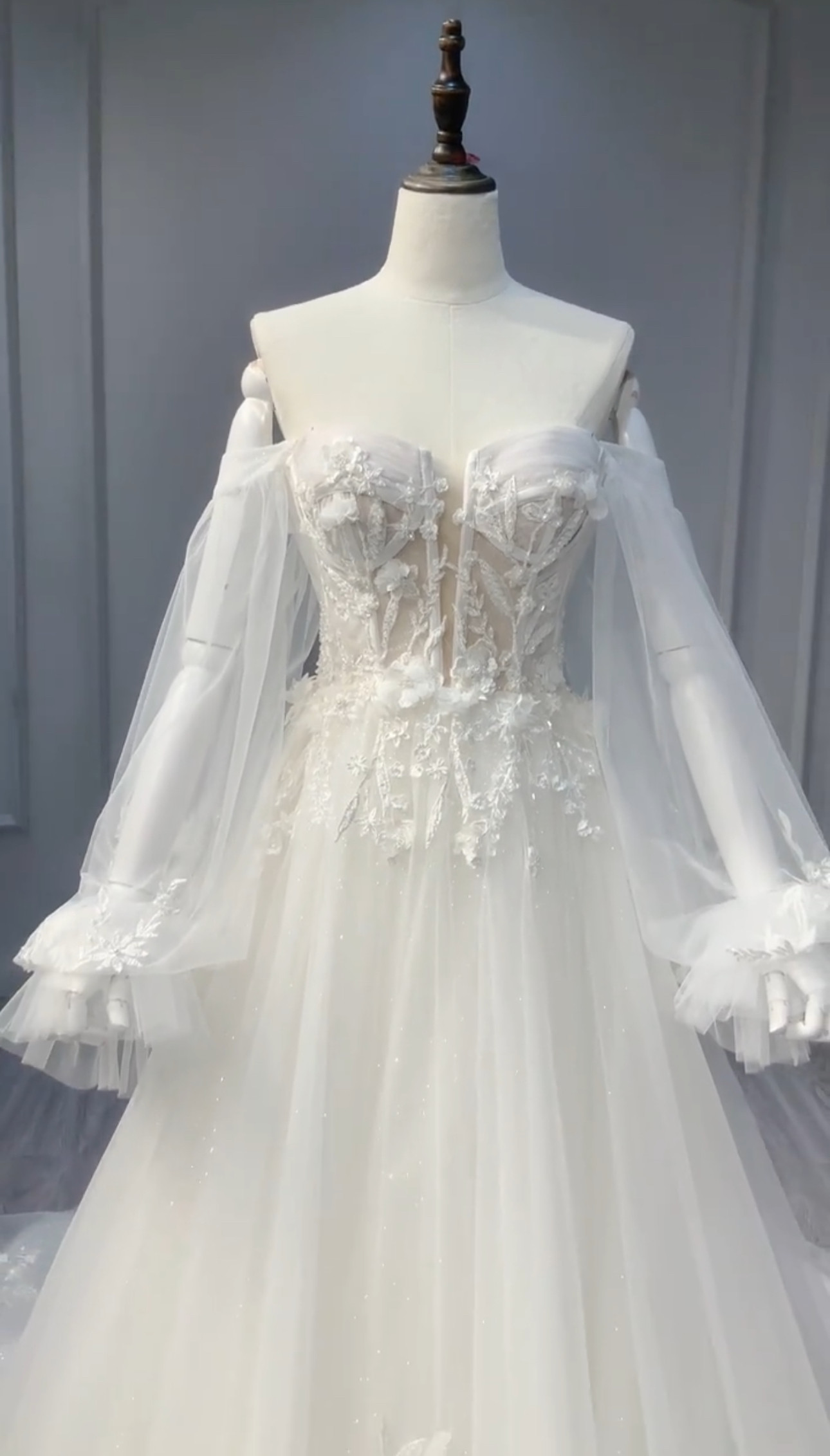 純粋な美しさ　シースルー長袖　ボリューム　Aライン　細見えシルエット　上品　品質保証ウェディングドレス　二次会披露宴花嫁