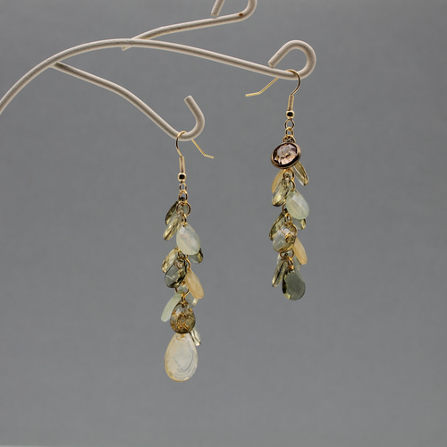 【395】アクリルビーズのイヤリング／ピアス しずく形アクリルビーズピアスイヤリング オリーブミントグリーン